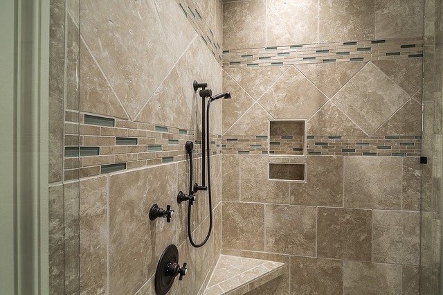 Zestaw prysznicowy, czy panel prysznicowy – co wybrać?
