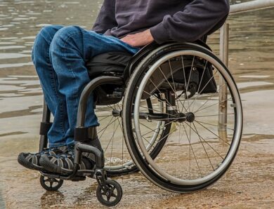 Jak dobrać wózek inwalidzki? Praktyczne wskazówki